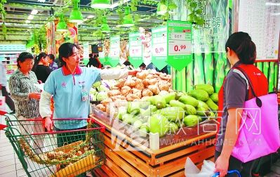 国庆黄金周合肥市民花掉55亿 市民正在超市选购
