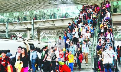 合肥火车站迎返程客流高峰 合肥火车站旅客密集