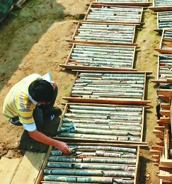 庐江县罗河镇小包庄村发现大型磁铁矿 采出的样品