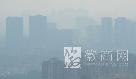 合肥PM2.5数值昨晚升高 合肥市区建筑物渐渐笼罩进<a href='display.asp?id=12517' target='_blank'>雾霾</a>中
