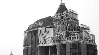 合<a href='display.asp?id=11739'  target='_blank'>肥东</a>海花园楼顶现违建玻璃房 违建的玻璃房