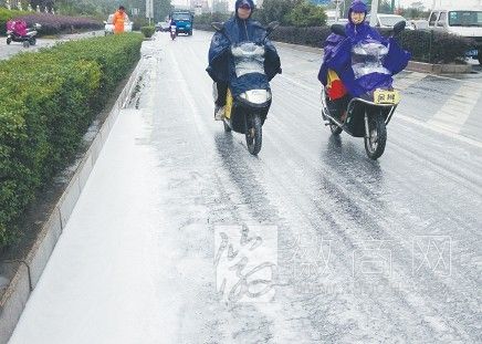 大货车倾斜泄露数吨洗洁精 靠近事发地点的金寨路也被殃及