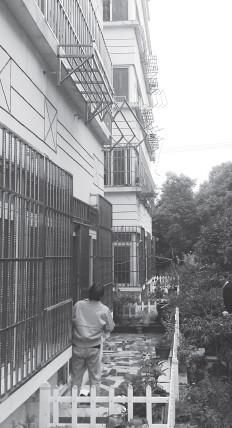 长丰县教体局副局长疑从女老师家坠楼身亡 中年男子坠落的阳台附近