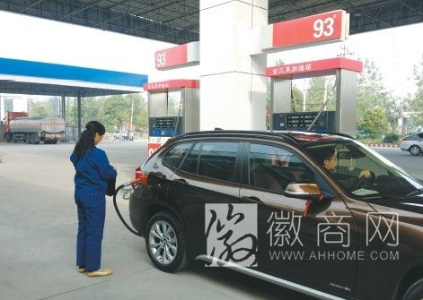 合肥金三角加油站全部恢复营业 工作人员正在给车辆加油