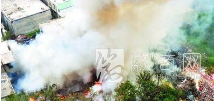 合肥七里塘龚大塘村突发大火 消防官兵正在奋力扑救大火