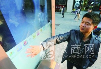 合肥市淮河路步行街启用<a href='display.asp?id=11575' target='_blank'>电子商务</a>平台 市民在体验LED显示器的功能