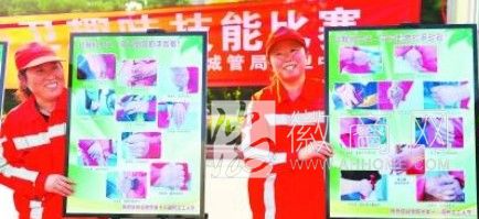 合肥庐阳区展出100名环卫工人双手照片 环卫工们现场摆出他们的照片