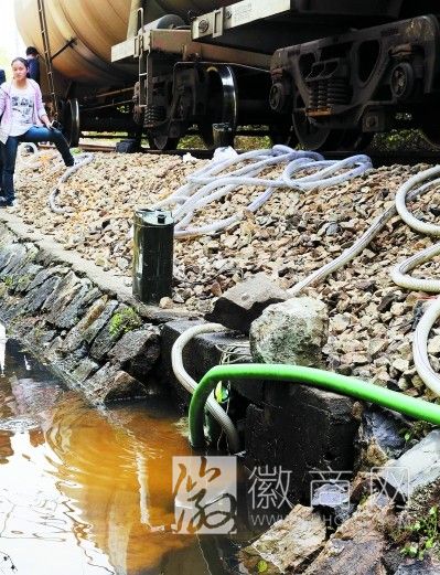 己二腈倾斜后续 工作人员用泵抽走泄漏的己二腈
