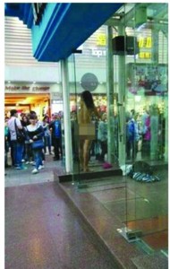 合肥淮河路步行街女子当街裸舞