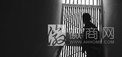 合<a href='display.asp?id=11739' target='_blank'>肥东</a>海花园楼顶违建追踪 城管执法人员没办法进入违建房屋