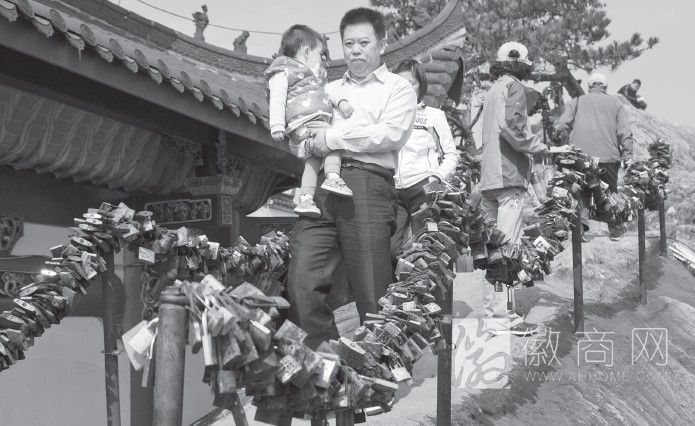<a href='display.asp?id=14018' target='_blank'>九华山</a>景区清理生锈平安锁 山道旁的铁链上挂满了锁