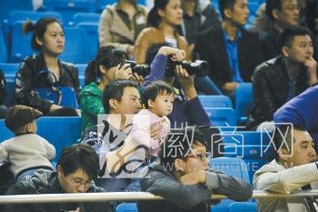 中美篮球对抗赛合肥开战 小篮球迷观赛投入
