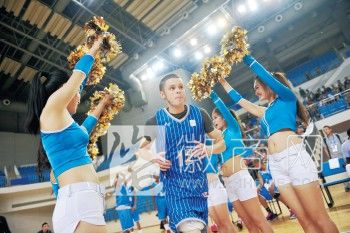中美篮球对抗赛合肥开战 拉拉队簇拥闪亮登场