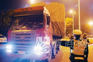 合肥交警部门查处&ldquo;三大车&rdquo;  交警对过往大车进行检查