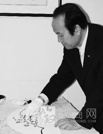 71岁老人丁德富自学&ldquo;指书&rdquo; 丁德富正在扇面上画梅花