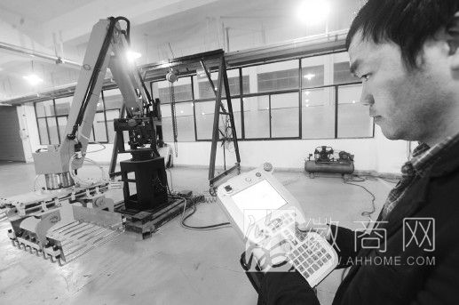 安徽大巨<a href='display.asp?id=11508'  target='_blank'>工业</a>打造智能机器人 工作人员演示如何操控智能机器人