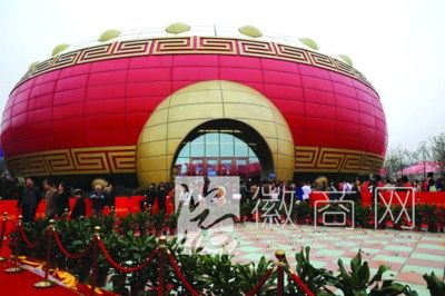 合肥万达文化<a href='display.asp?id=14028' target='_blank'>旅游</a>城展示中心开放 “巨型花鼓”建筑兼容现代与传统