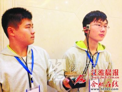 安徽省青少年科学论坛开幕 学生正在演示防瞌睡器