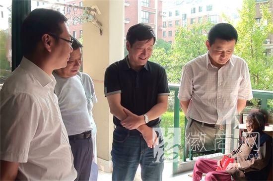 领导看望老人PS悬浮照事件续 领导看望老人PS悬浮照
