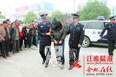 <a href='display.asp?id=11445'  target='_blank'>阜阳</a>两名教师冒充警察抢劫100多万 犯罪嫌疑人被押解回临泉