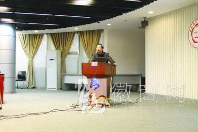 中科大会场猫咪与院士潘建伟抢镜 中科大会场惊现猫咪
