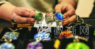 第四届合肥珠宝展开幕 台湾火晶工艺饰品
