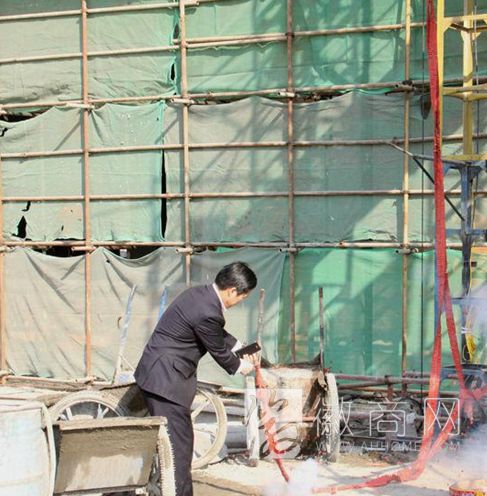 客来福董事长尹其宏先生点燃封顶仪式第一发礼炮