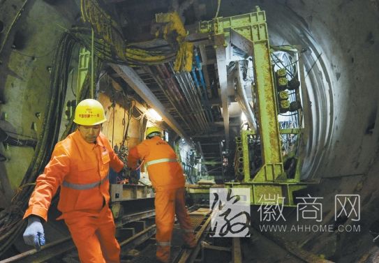 <a href='display.asp?id=7201' target='_blank'>合肥地铁</a>1号线进入盾构阶段 工人在配合盾构机施工
