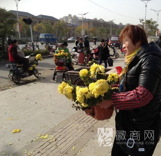 <a href='display.asp?id=11552' target='_blank'>蚌埠</a>金秋菊花展 市民哄抢鲜花