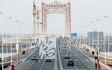 <a href='display.asp?id=11552' target='_blank'>蚌埠</a> 公路桥“脱皮” 高温