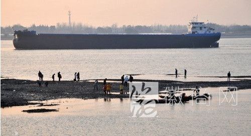 芜湖关门洲 市民登船前往关门洲