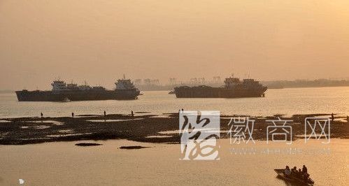 芜湖关门洲 市民登船前往关门洲