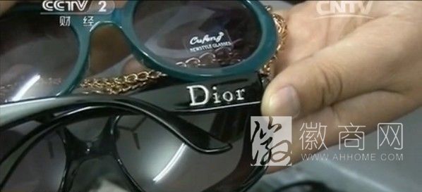 微信贩卖奢侈品 警方查获的假冒奢侈品