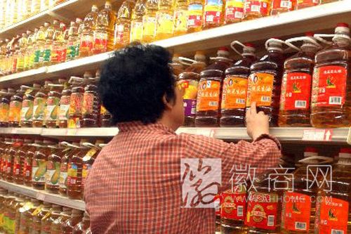 超市 食用油 <a href='display.asp?id=11610' target='_blank'>油价</a>下跌