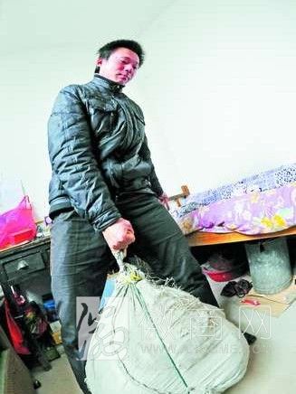 龚泰宏创吉尼斯世界纪录 龚泰宏小拇指提重物