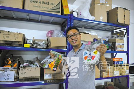 安徽白马<a href='display.asp?id=11575' target='_blank'>电子商务</a><a href='display.asp?id=13970' target='_blank'>产业园</a> 白马电子商务<a href='display.asp?id=13970' target='_blank'>产业园</a>内的工作人员