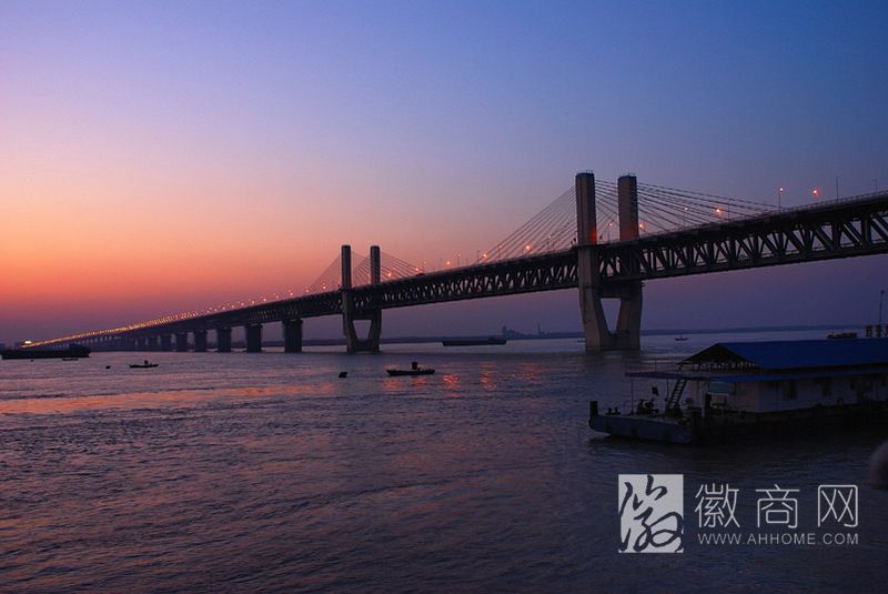 皖B号牌车免过桥费 <a href='display.asp?id=11916' target='_blank'>芜湖</a>长江大桥