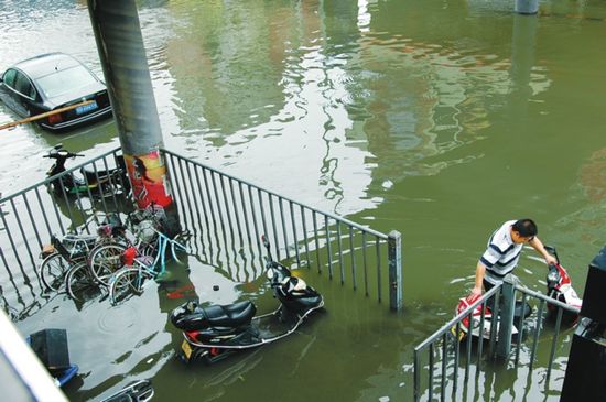 <a href='display.asp?id=11417' target='_blank'>淮南</a>暴雨 永安市场积水严重