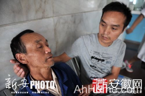 菜农被城管夺秤倒地受伤