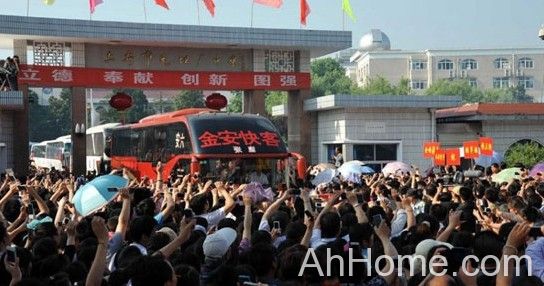 毛坦厂中学复读班 毛坦厂中学高考送考场面壮观