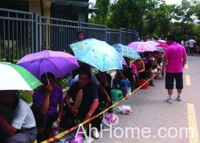 为争夺公办幼儿园名额 排队等待报名的家长