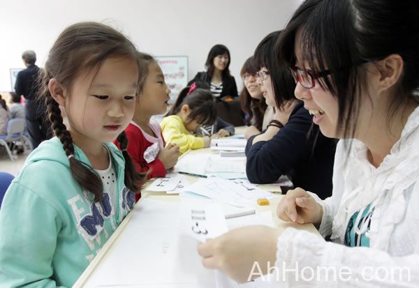 合肥市区小学报名开始 孩子接受入学“面试”