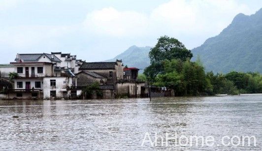 特大暴雨误报为阵雨转多云 黄山暴雨