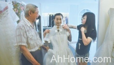 大学生帮老人拍摄婚纱照 老人挑选婚纱