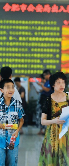 合肥游学市场乱象丛生 家长带孩子办理出国手续