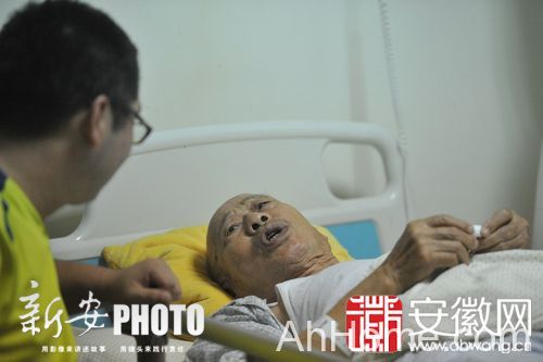 老人上公交被撞倒 老人被撞不追究