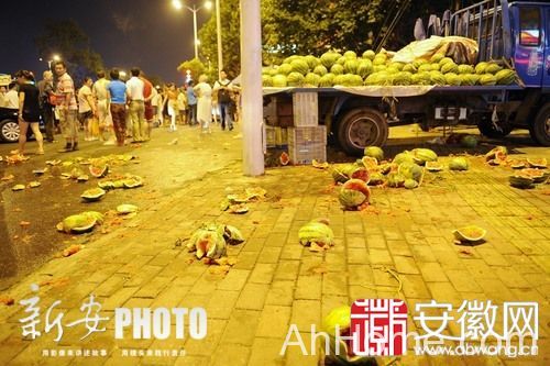 瓜农砸烂西瓜表不满 瓜农与城管冲突