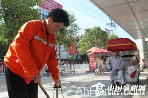 环卫工带瘫痪丈夫工作 亳州环卫工照顾瘫痪丈夫