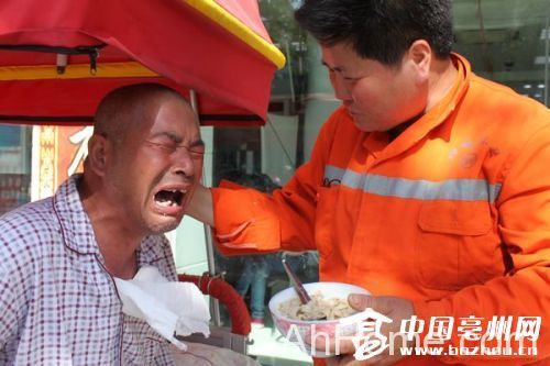 环卫工带瘫痪丈夫工作 亳州环卫工照顾瘫痪丈夫