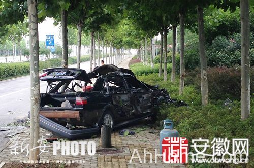 合肥<a href='display.asp?id=18138' target='_blank'>汽车</a>爆炸 合肥<a href='display.asp?id=18138' target='_blank'>汽车</a>爆炸男子受伤